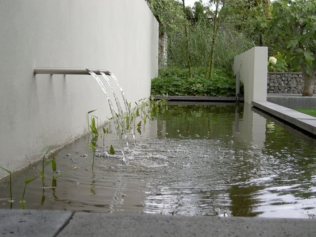 Mooie vijver met kleine waterval