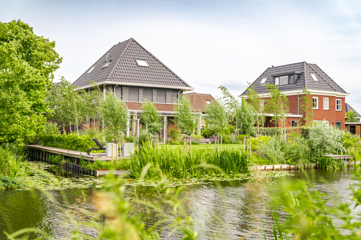 Huis met tuin aan het water