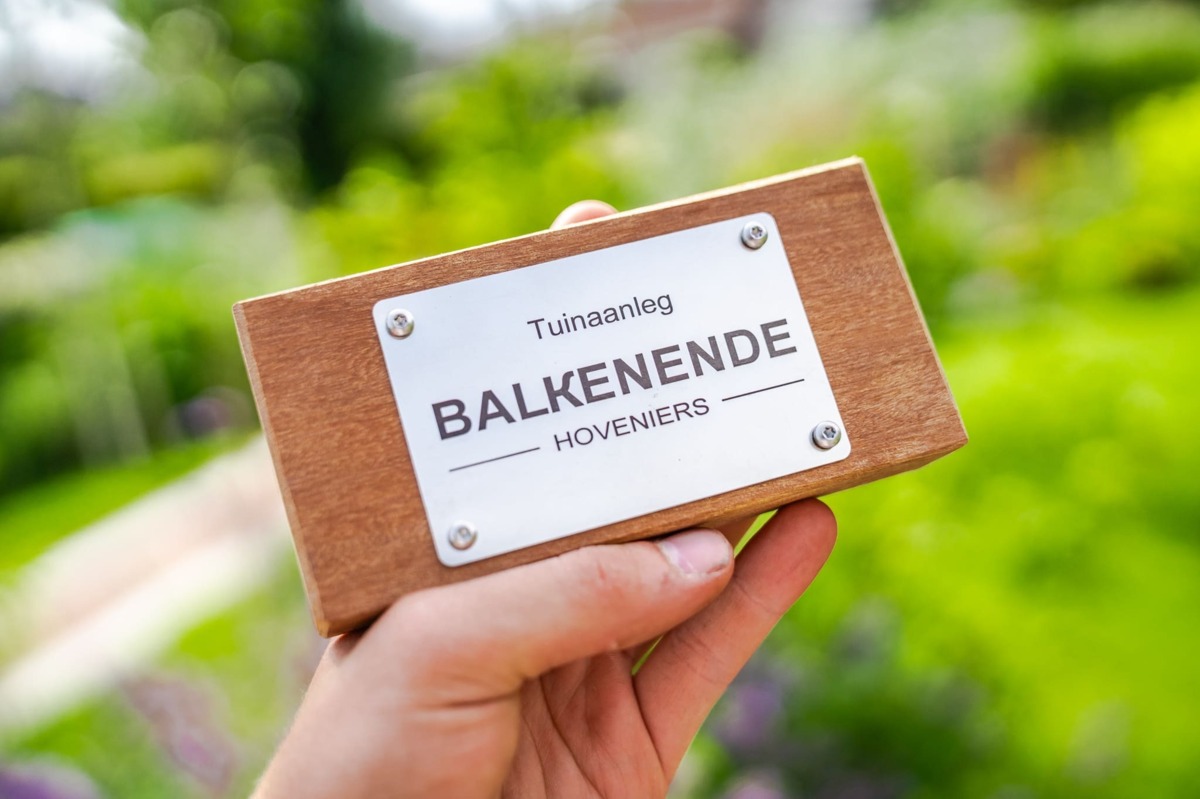 Balkenende logo in groene tuin