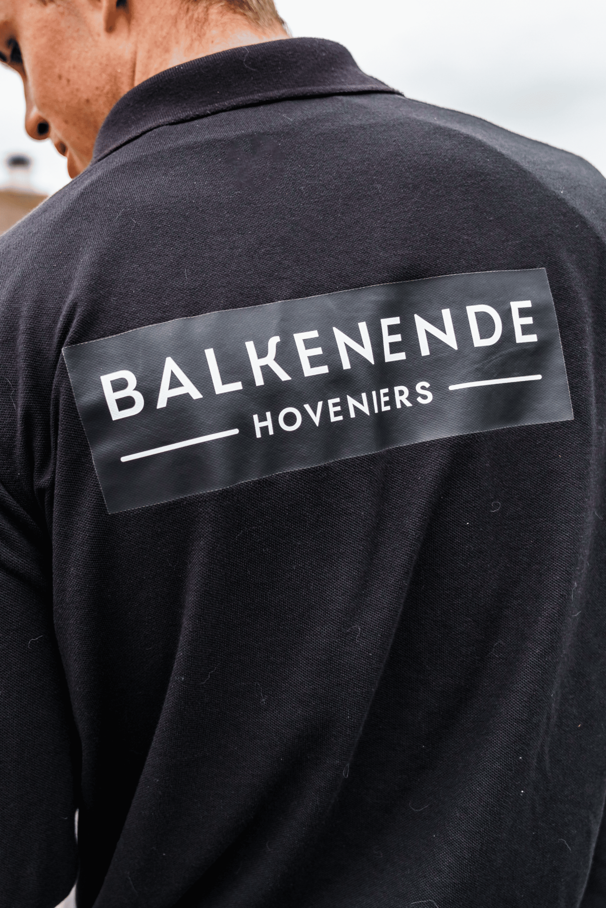 Logo Balkenende Hoveniers op rug Expert Mike