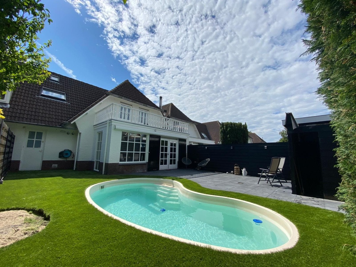 Kunstgras in de tuin met een zwembad