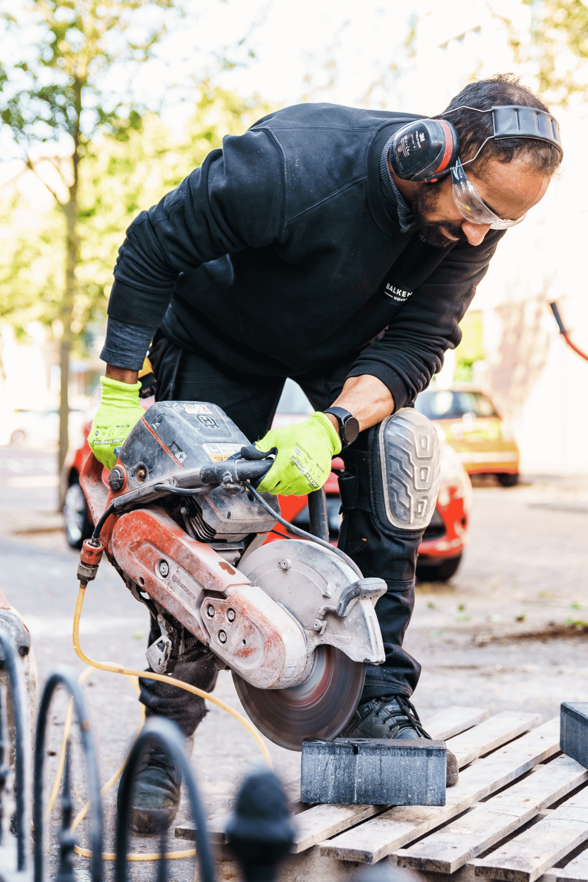 Tuinexpert tijdens aanleg speelplein