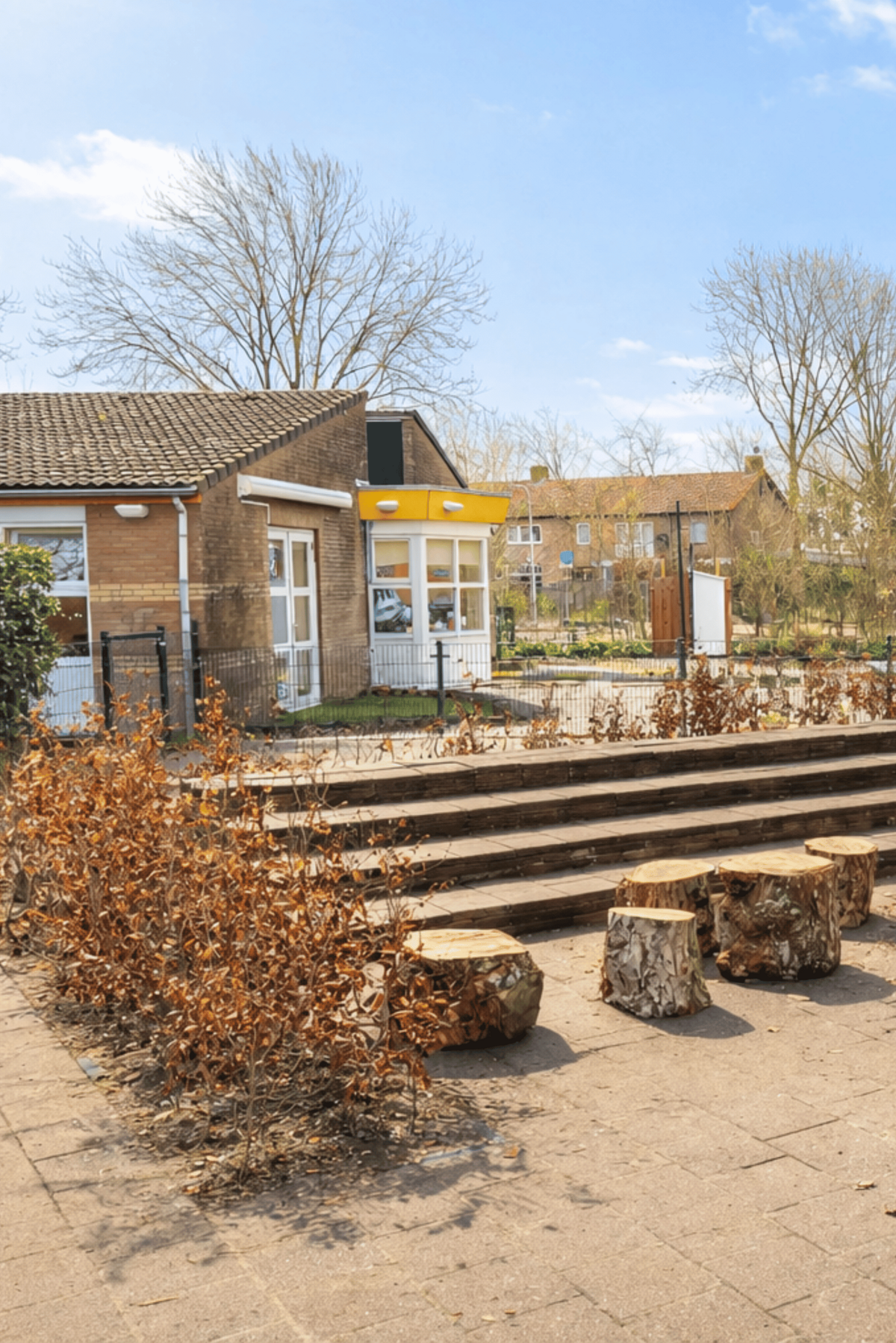 Hergebruik van materiaal voor podium op schoolplein