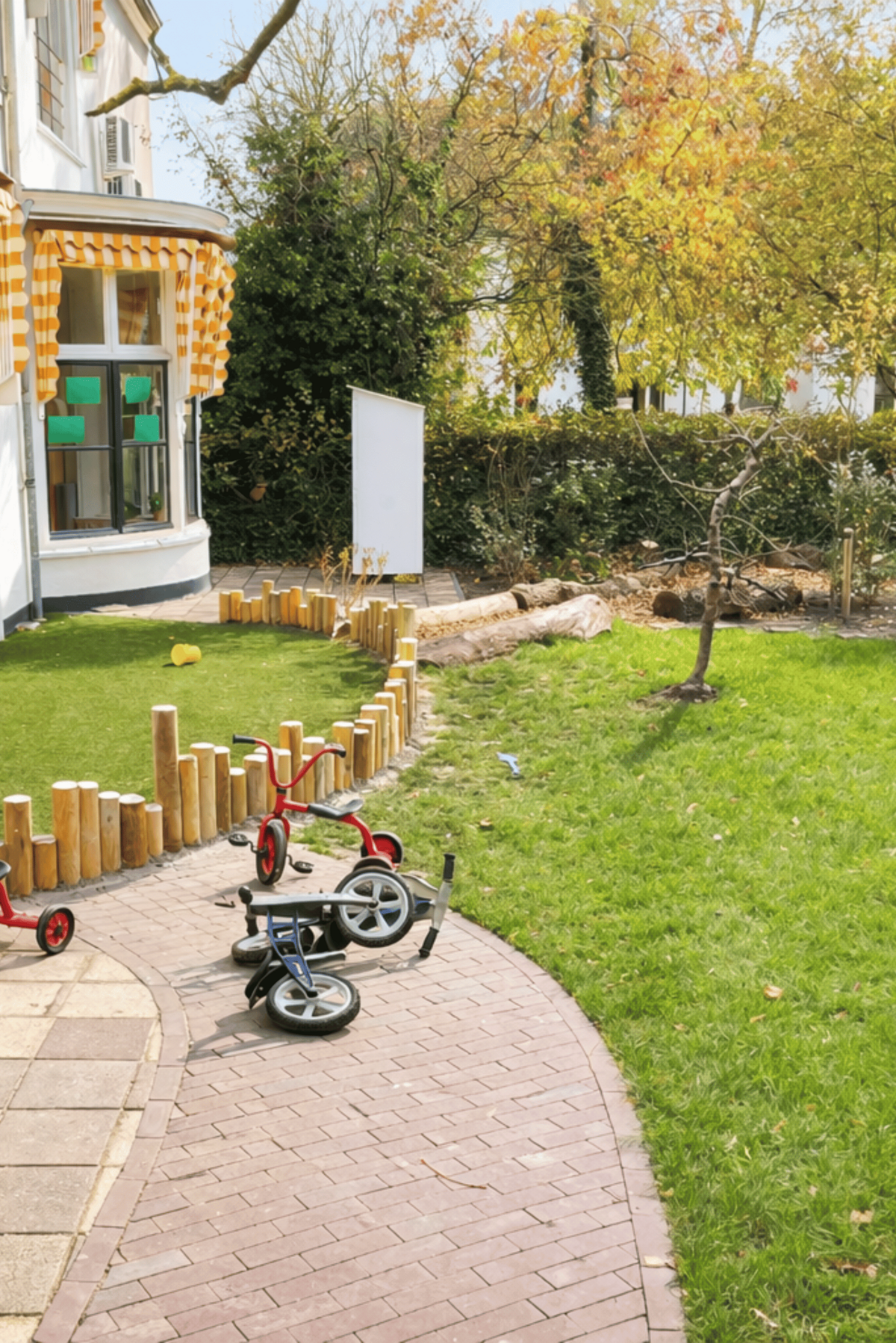 Groen speelplein met natuurlijke speelelementen