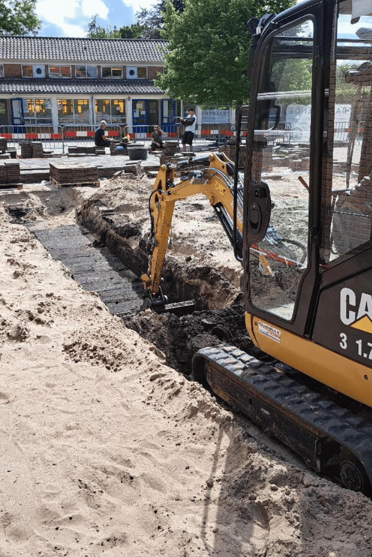 Graafmachine is bezig met het aanleggen van drainage 
