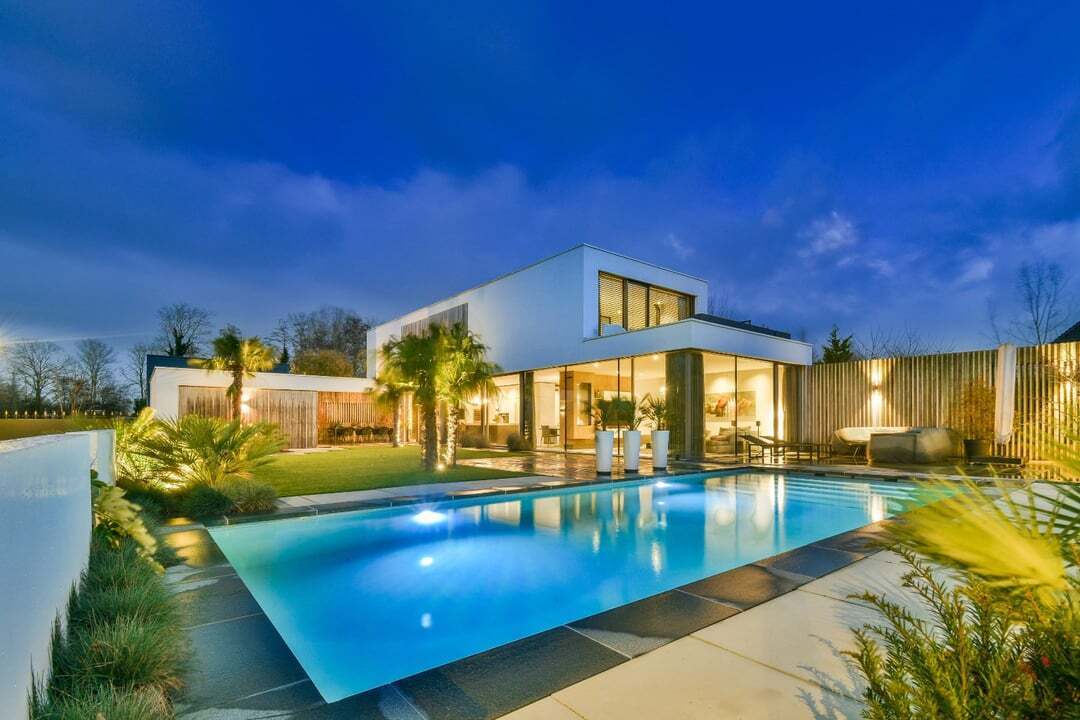 luxe villatuin met zwembad en beplanting