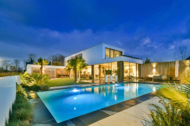 luxe villatuin met zwembad en beplanting