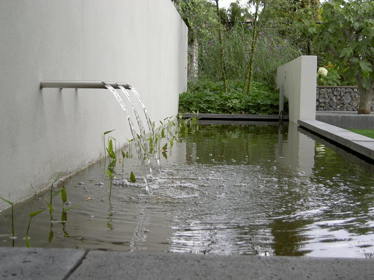 Vijver met kleine waterval